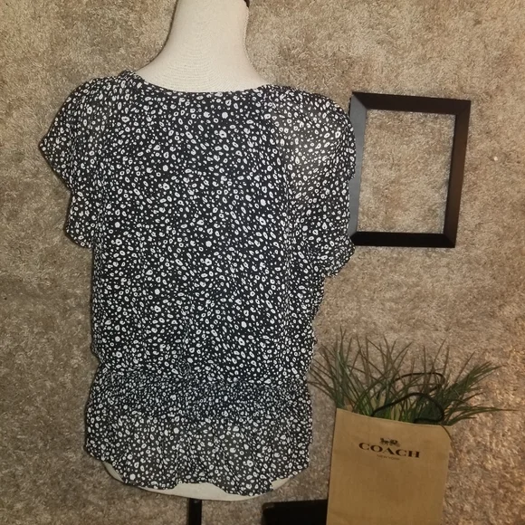 💝$8 or 4/$20! Japna Black & Cream Print Mock Wrap Sheer Short Sleeve Top. Large - Picture 2 of 4